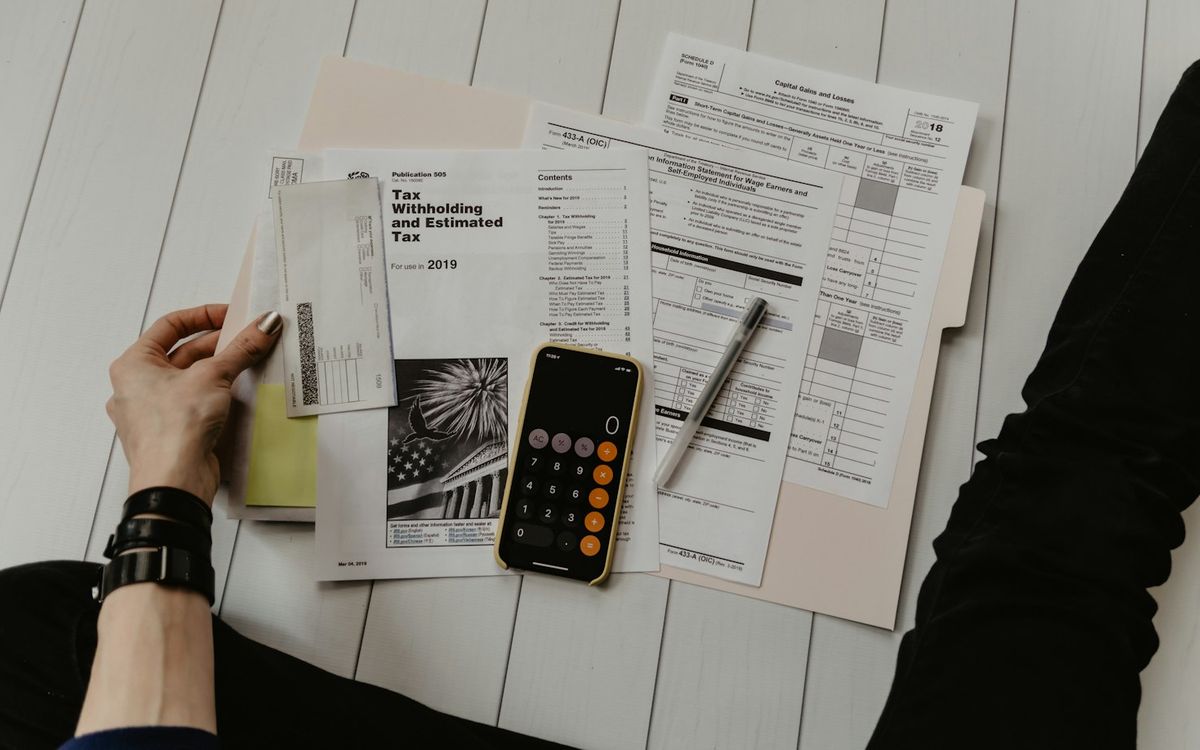 Documents financiers, calculatrice et téléphone sur un bureau